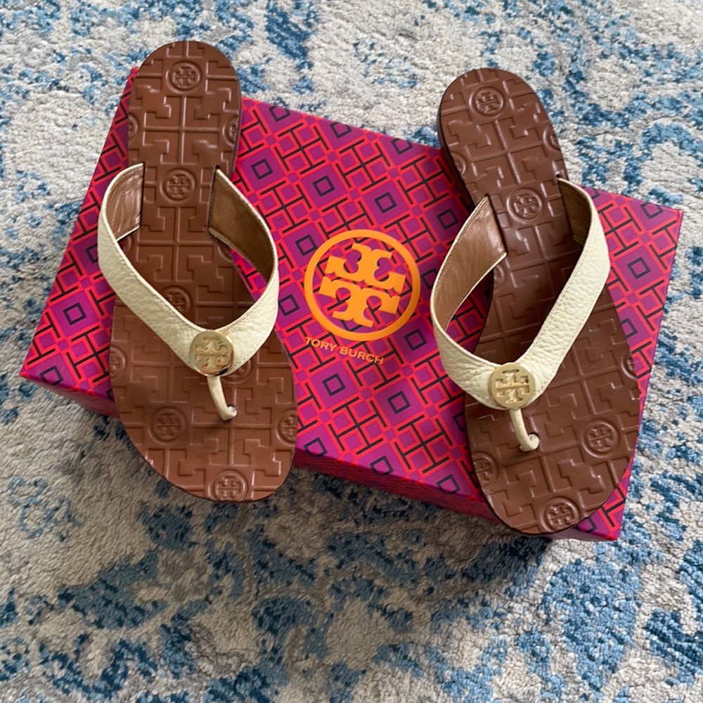 White leather Tory Burch flip flops
